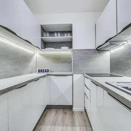 Castle - Modern Elegance & Serenity Apartment
