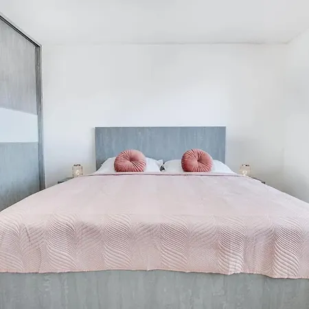 Castle - Modern Elegance & Serenity Apartament *